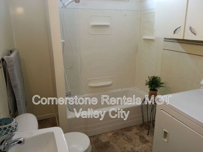 Photo - 309 College St SE