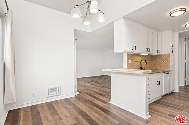 Building Photo - 6000 Canterbury Dr Unit I217