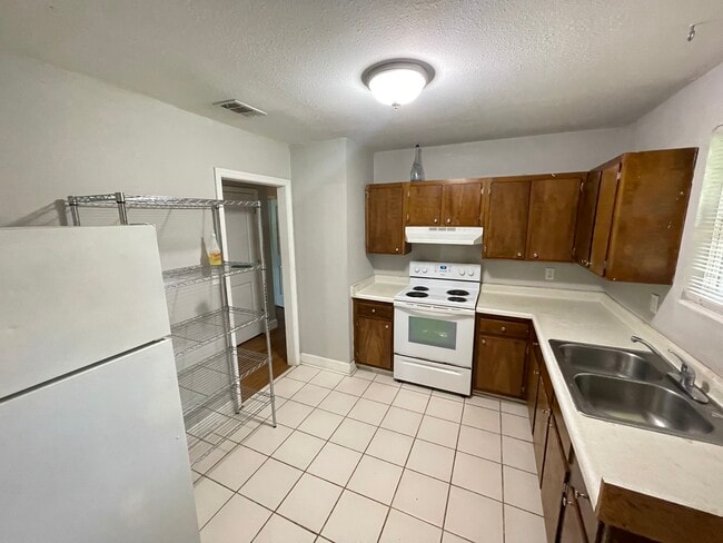 Kitchen - 306 Lancaster Dr Unit Bedrooms