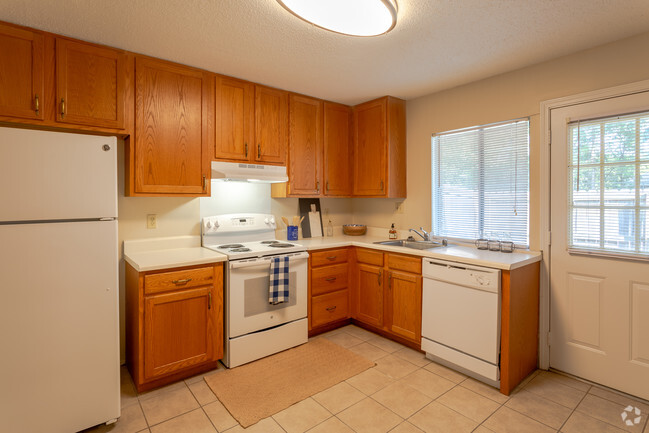 2BR,1.5BA - The Estates At Lafayette Square Apartments