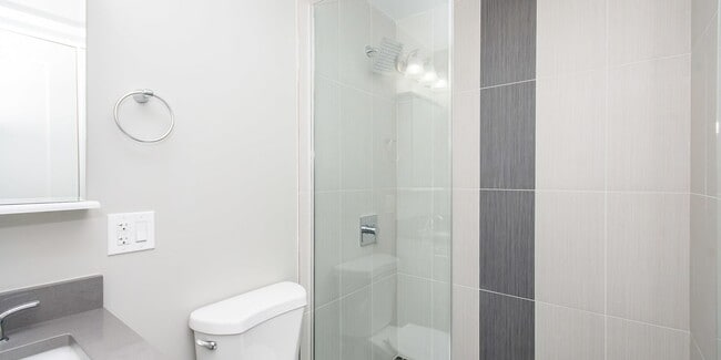 Photo - Very Spacious, Top Floor 1bd/1bth Ukrainian Village, Available Now! Unidad 2121 3R