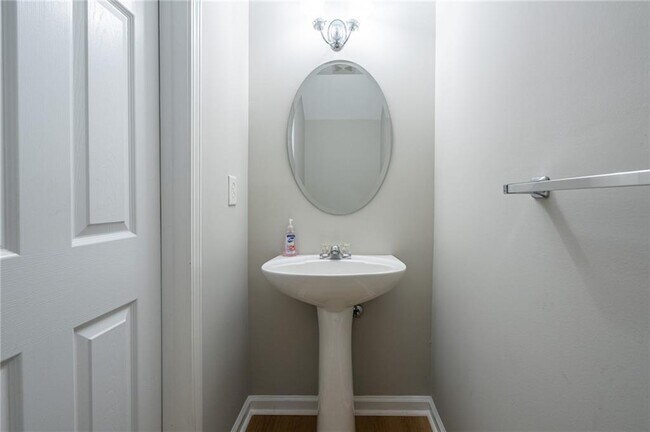 Photo - 2245 Leicester Way SE