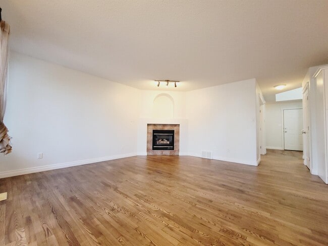 Photo - 163 Cote Crescent NW