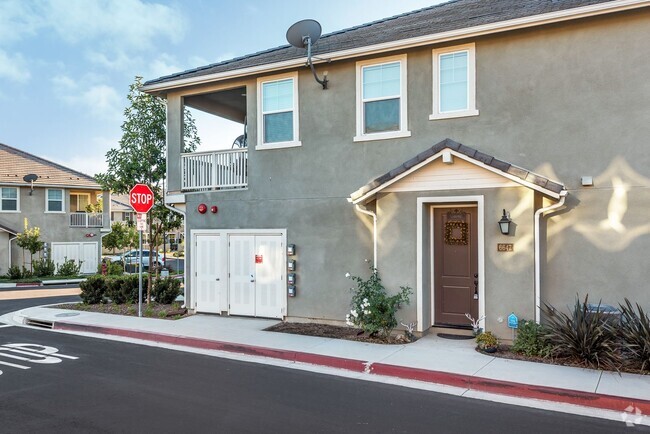 Building Photo - Los Carneros townhouse 2 Bed / 2 Bath – Ce...