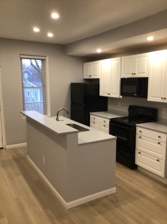 Building Photo - 85 E Terra Cotta Ave Unit 1F