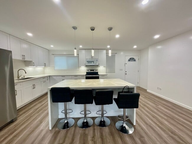 Building Photo - Spacious Duplex--5Beds, 2Baths  Ground Floor Unit