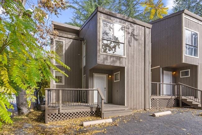 Building Photo - 302 Pleasant St