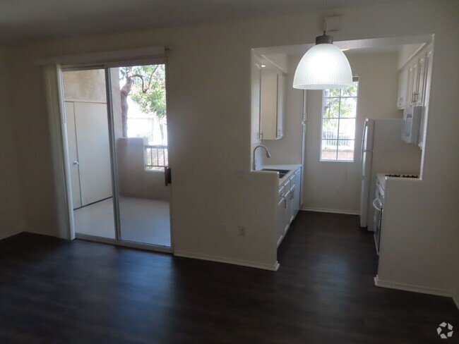 Building Photo - Two Bedroom, Two Bath Condo in Mira Mesa