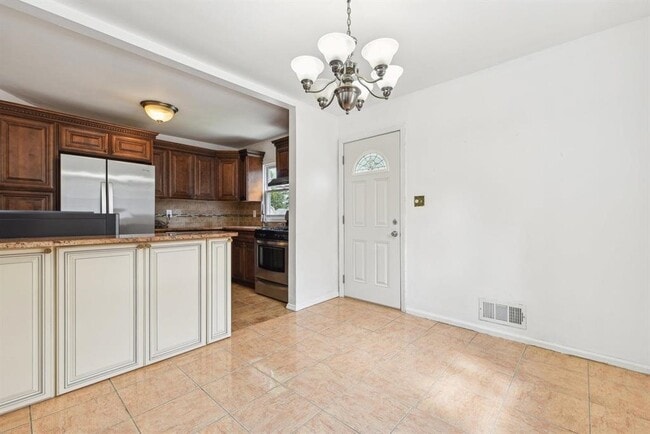 Photo - 482 S Elm St