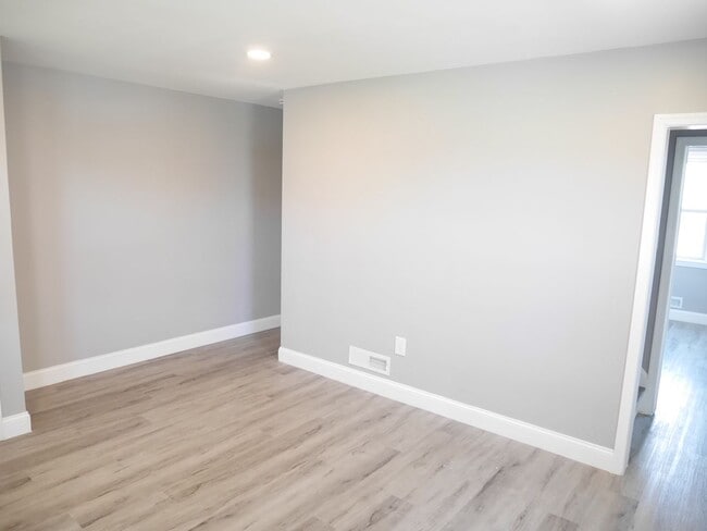 Photo - Spacious 4 Bedroom End Unit- Colgate