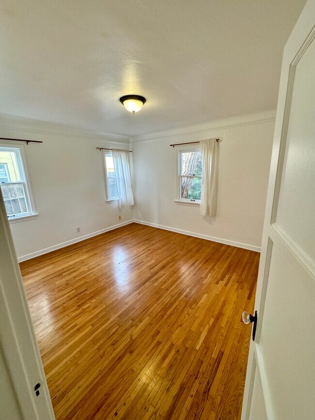 1855 S Cochran Ave House House Rental in Los Angeles, CA