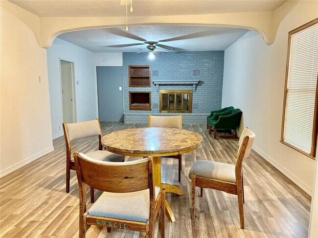 Photo - 1013 W 3rd St