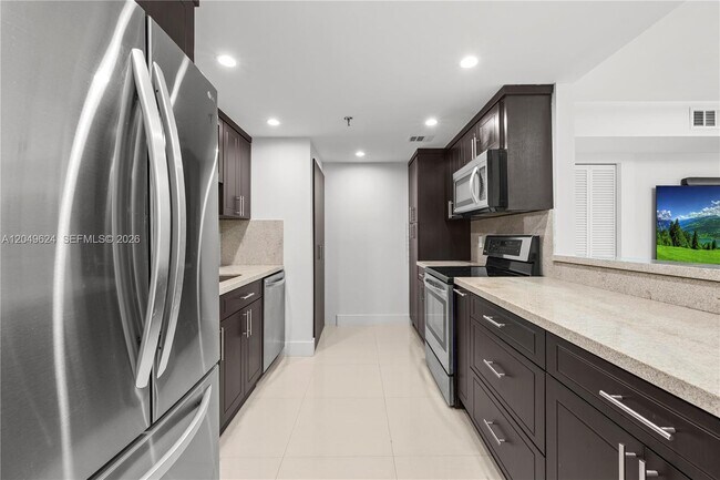 Building Photo - 2457 Collins Ave Unit 307