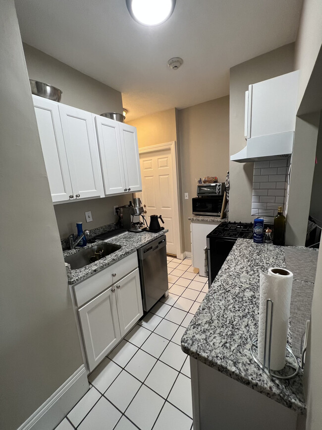 Building Photo - 100 Saint Marys St Unit 4 Rental