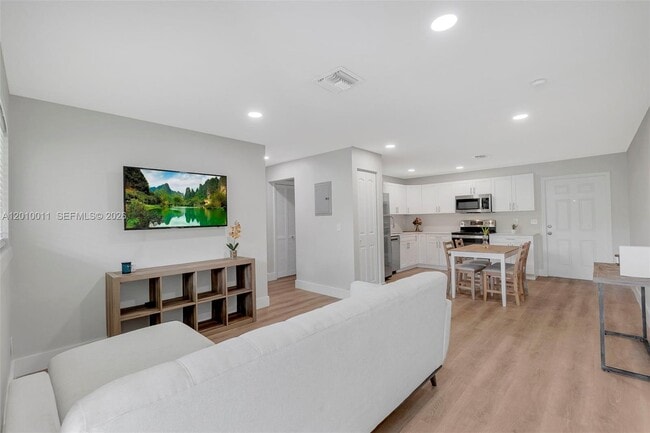 Photo - 700 NW 18th St