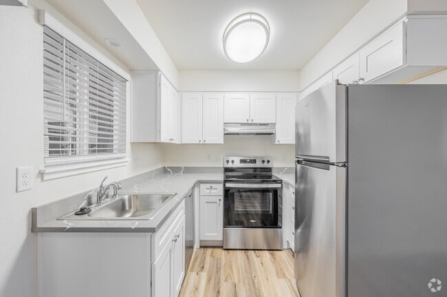 2BR, 1BA - 714SF - Kitchen