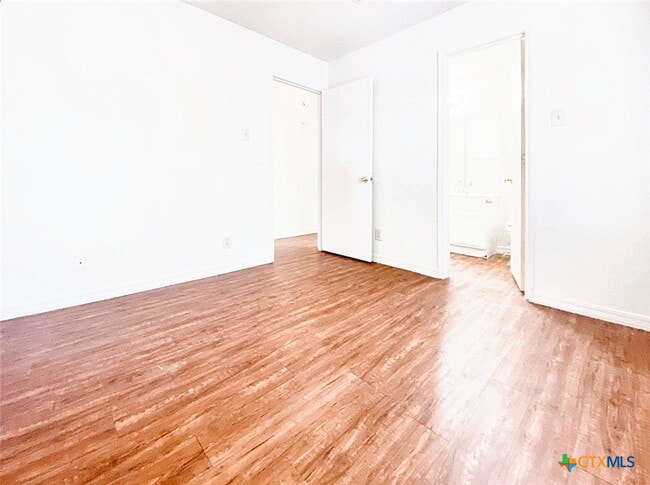 Photo - 106 Hughson Ct