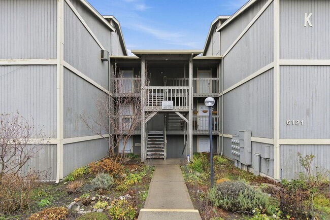 Building Photo - 6121 E 6th Ave