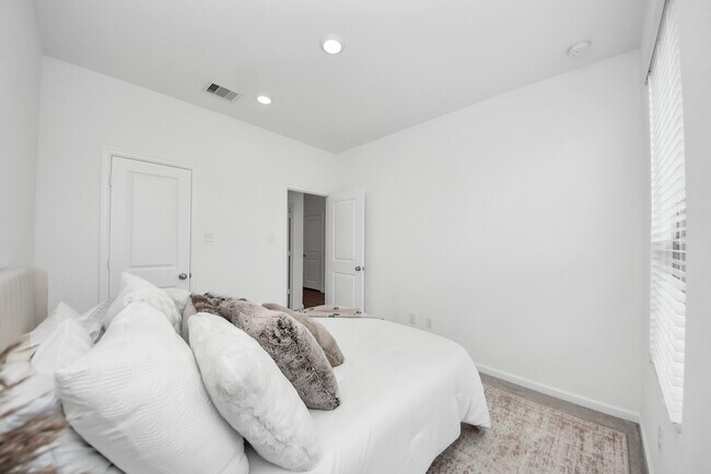 Photo - 4946 Sky Blf Dr