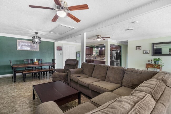 Building Photo - 811 Globe St