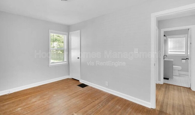 Photo - 5017 Indianola Ave