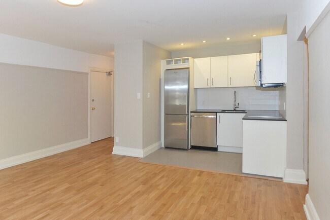 Photo - 110 Oriole Pkwy Unit 107