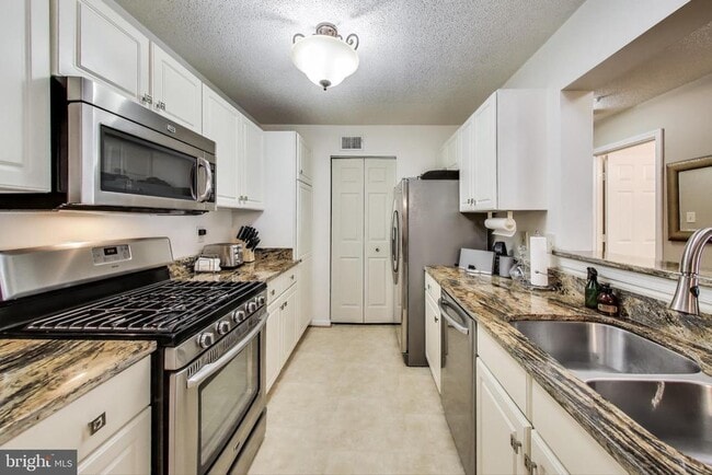 Building Photo - 10021 Vanderbilt Cir Unit 14