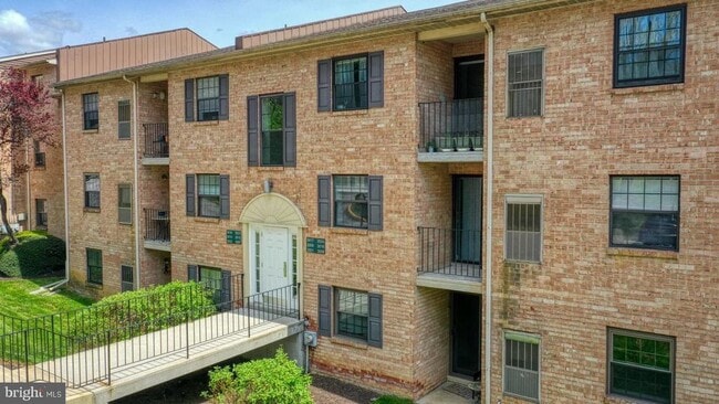 Building Photo - 3017 Valley Dr Unit 3017