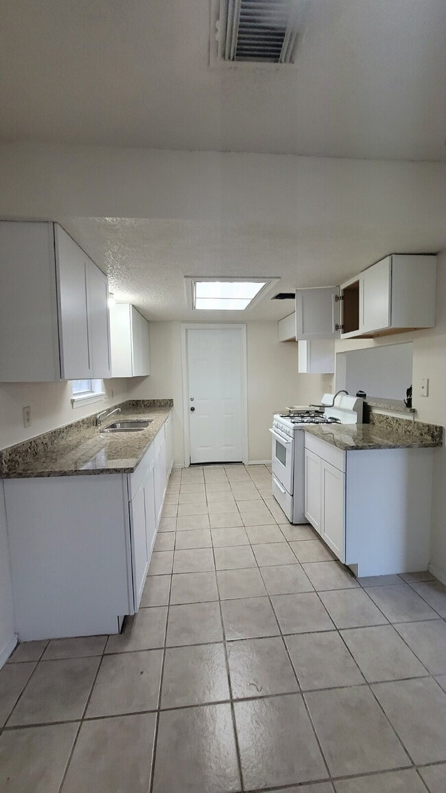18214 Almonte Ln