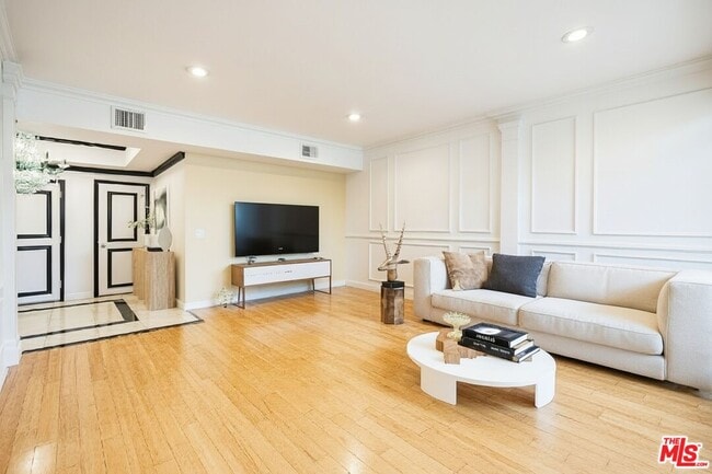 Building Photo - 1124 Kings Rd Unit 102