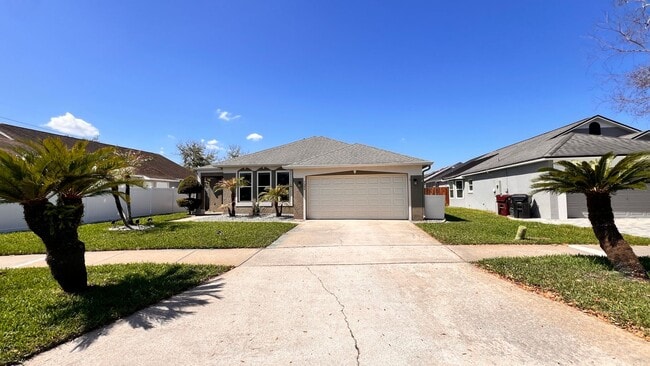 Building Photo - Beautiful Pool Home AVAILABLE NOW!