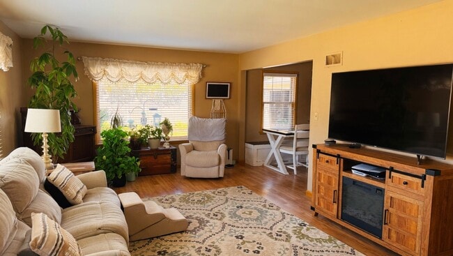 Photo - 3 Bed 1.5 Bath Near Lake Michigan