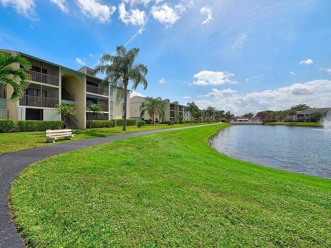 Building Photo - 1109 Green Pine Blvd Unit B2