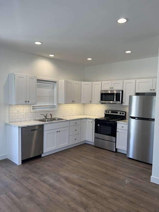 Photo - 1303 Elm St Apartments