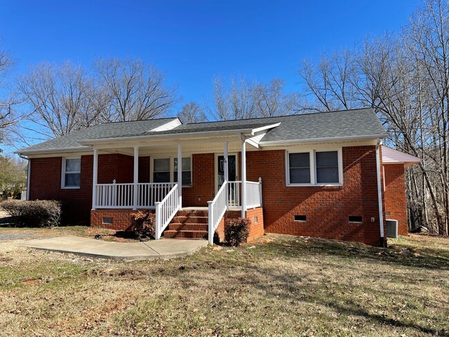 4 Bed, 3 Bath brick home located in Ramseur - 4 Bed, 3 Bath brick home located in Ramseur