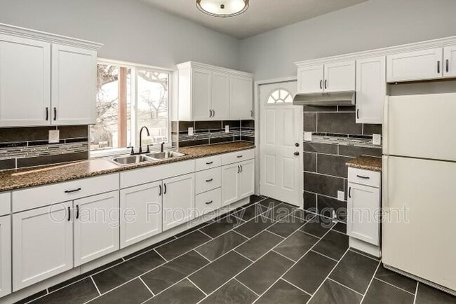 Building Photo - 4217 S 22nd St Unit Bell Rentals (4217 S 22nd #1 Bottom)