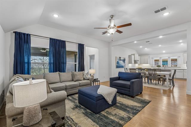 Photo - 685 Coleman St