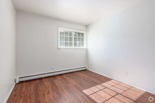 2BR, 1BA - 700SF - Bedroom