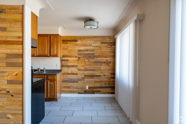 1BR, 1BA - 725SF - Dining Area