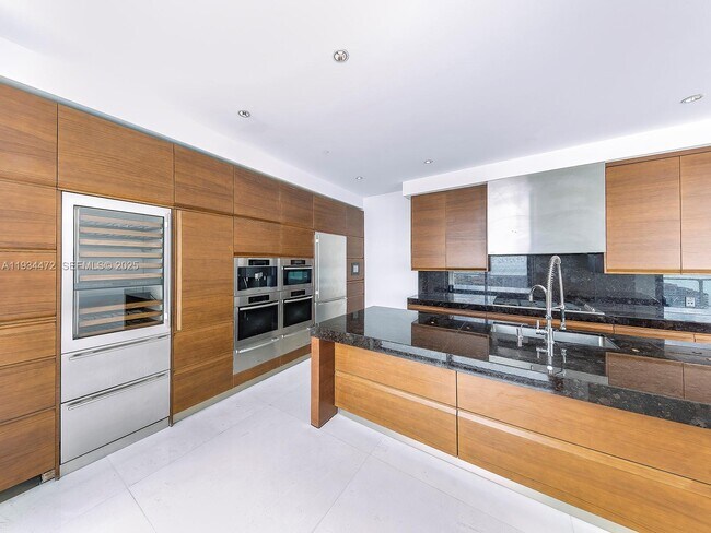 Photo - 800 South Pointe Dr Unidad 2103