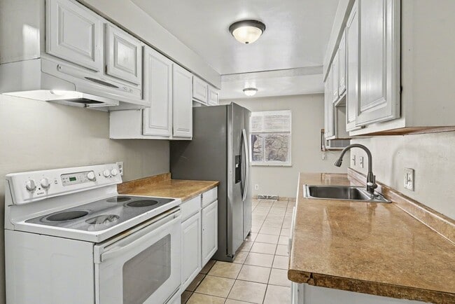 Building Photo - Front Unit - Duplex - 4bed 2bath - Finished Basement!