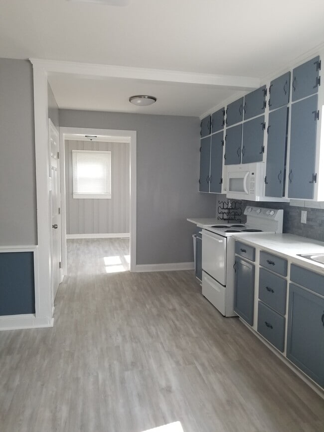 kitchen - 15 Motor Rd