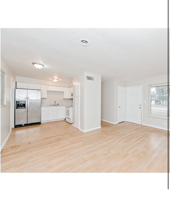 Photo - PRICE REDUCED!!!!!!Super Cute 3 Bedroom / ...