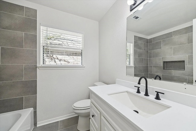 Photo - 3102 Great Lakes Ave