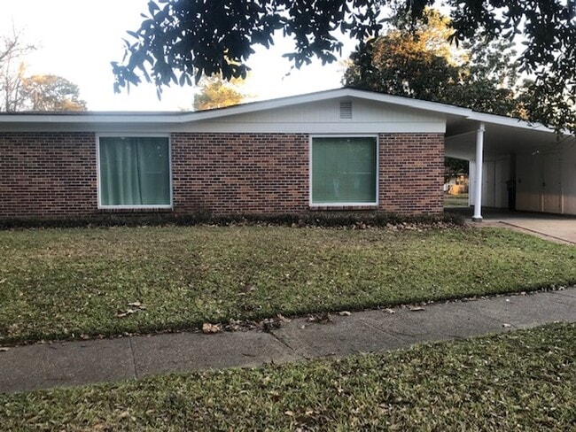 Building Photo - Beautiful 4 Bed House