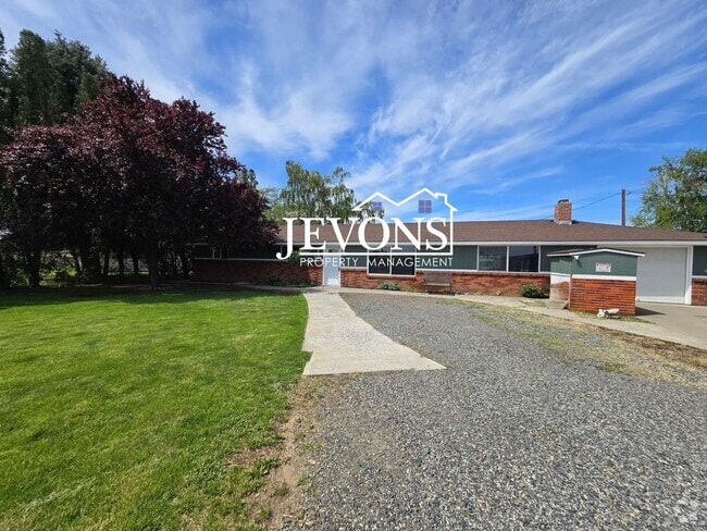 Building Photo - Water and sewer included! Comfortable 3-be... Rental