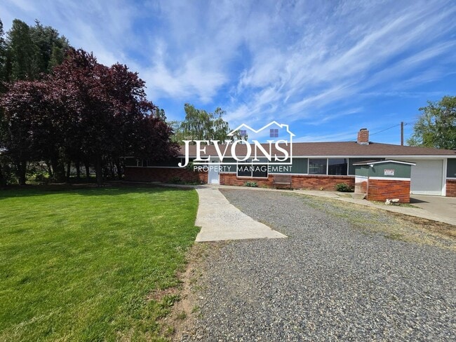 Comfortable 3-bedroom home with family roo... - Comfortable 3-bedroom home with family roo...