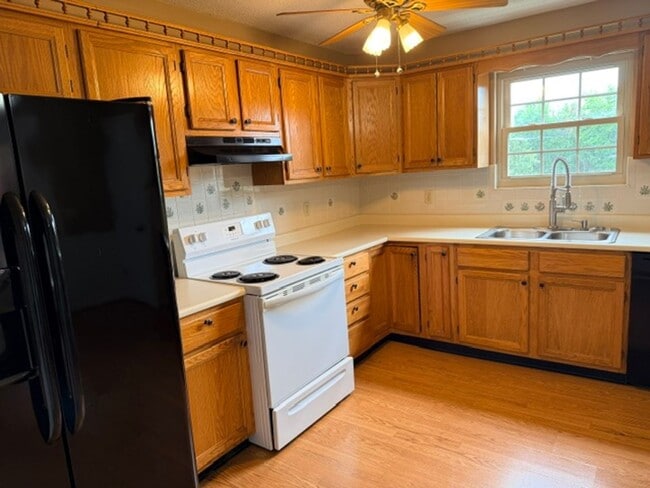 Photo - Maryville City 37804 - 4 bedroom, 3 bath Townhome - Contact Troy Adams (865) 233-6949