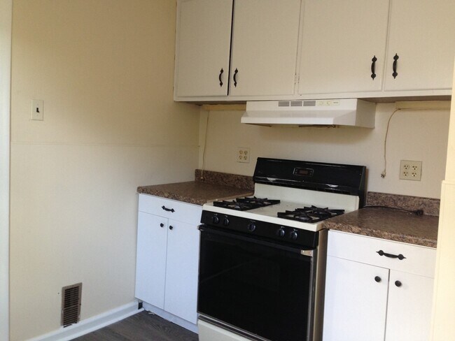 Photo - Great Home!! Spacious Living Area! Back Yard and Deck! Washer/Dryer Hook-Ups!