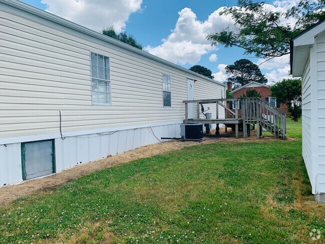 Building Photo - Immaculate 2 Bedroom, 2 Bathroom (14X76) S... Rental